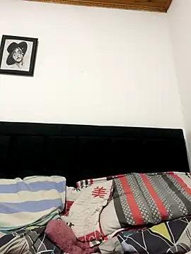 Snapshot of coupledesire18 chatting on 10/16/25, 12:11 coupledesire18 online show from 10/16/25, 12:11