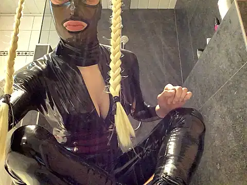 Snapshot of latexluisa chatting on 04/15/26, 02:46 latexluisa online show from 04/15/26, 02:46