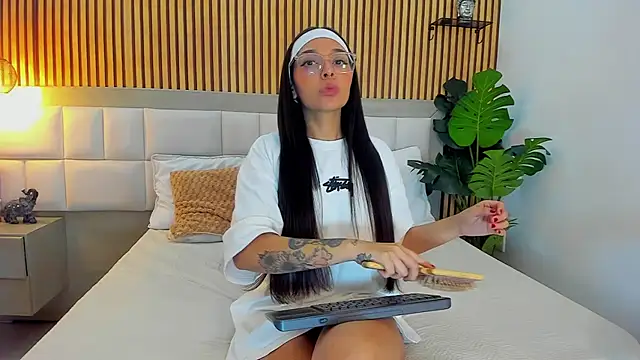 Roseaurora online show from 11/10/25, 12:37