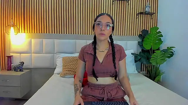 Roseaurora online show from 11/11/25, 12:38