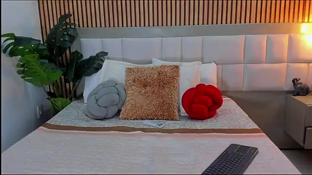 Roseaurora online show from 02/27/26, 12:49