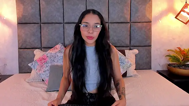 Roseaurora online show from 06/18/26, 10:52