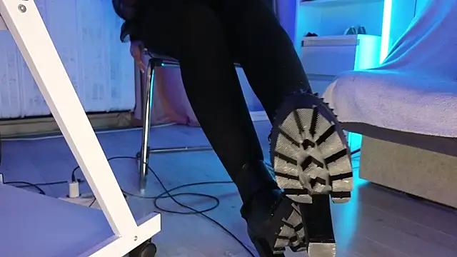 Snapshot of CruelSiren chatting on 10/29/25, 08:21 CruelSiren online show from 10/29/25, 08:21