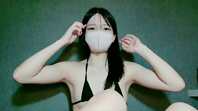 Snapshot of Yuki_chan_2 chatting on 10/24/25, 02:13 Yuki chan 2 online show from 10/24/25, 02:13