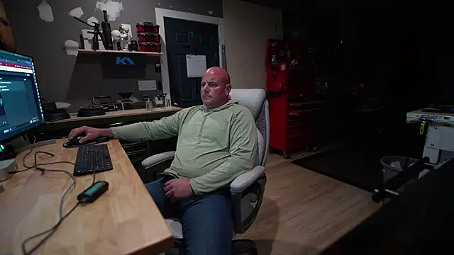 Snapshot of Soundfreak chatting on 10/13/25, 04:12 Soundfreak online show from 10/13/25, 04:12