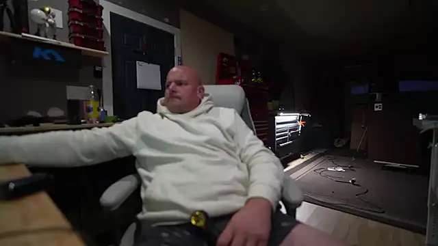 Snapshot of Soundfreak chatting on 10/19/25, 10:49 Soundfreak online show from 10/19/25, 10:49