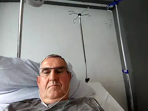 Snapshot of Oldmenhot66 chatting on 10/21/25, 08:37 Oldmenhot66 online show from 10/21/25, 08:37