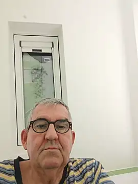 Snapshot of Oldmenhot66 chatting on 11/24/25, 05:40 Oldmenhot66 online show from 11/24/25, 05:40