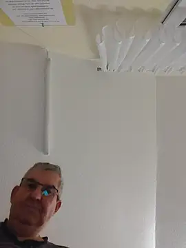 Snapshot of Oldmenhot66 chatting on 12/03/25, 05:15 Oldmenhot66 online show from 12/03/25, 05:15