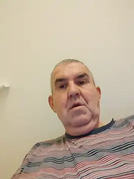 Snapshot of Oldmenhot66 chatting on 12/23/25, 05:16 Oldmenhot66 online show from 12/23/25, 05:16