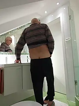 Snapshot of Oldmenhot66 chatting on 02/05/26, 05:23 Oldmenhot66 online show from 02/05/26, 05:23