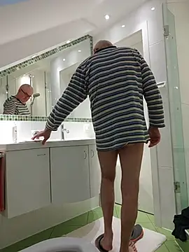 Snapshot of Oldmenhot66 chatting on 04/01/26, 04:57 Oldmenhot66 online show from 04/01/26, 04:57