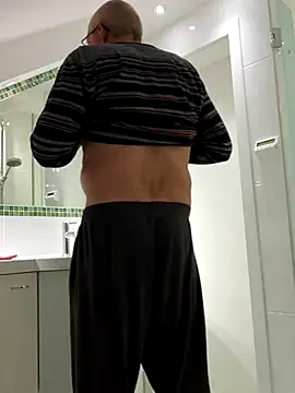 Snapshot of Oldmenhot66 chatting on 04/09/26, 04:01 Oldmenhot66 online show from 04/09/26, 04:01