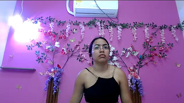 Snapshot of skinnysofia18 chatting on 04/24/26, 01:57 skinnysofia18 online show from 04/24/26, 01:57