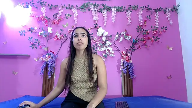Snapshot of skinnysofia18 chatting on 05/17/26, 01:51 skinnysofia18 online show from 05/17/26, 01:51