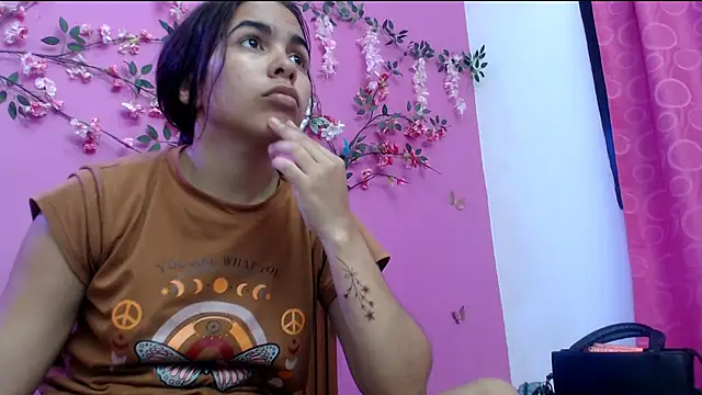 Snapshot of skinnysofia18 chatting on 06/05/26, 02:01 skinnysofia18 online show from 06/05/26, 02:01