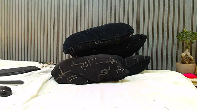 ROYALASS25 online show from 03/31/26, 09:43