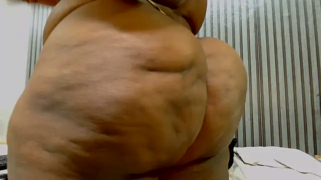 Snapshot of ROYALASS25 chatting on 06/10/26, 01:17 ROYALASS25 online show from 06/10/26, 01:17