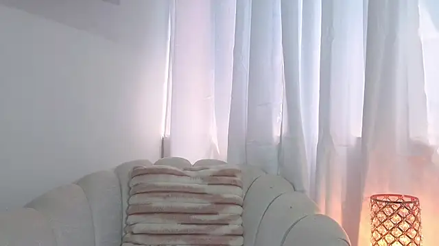 Snapshot of Paulaboterom chatting on 07/17/26, 02:13 Paulaboterom online show from 07/17/26, 02:13