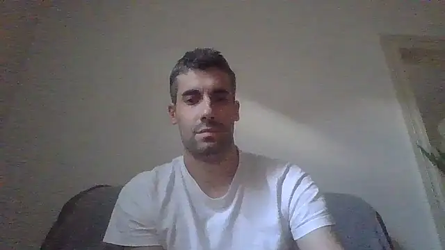 Snapshot of JulioIsHere4you chatting on 10/26/25, 02:01 JulioIsHere4you online show from 10/26/25, 02:01