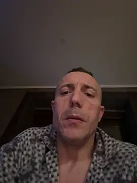 Snapshot of ruberofre chatting on 12/21/25, 02:19 ruberofre online show from 12/21/25, 02:19