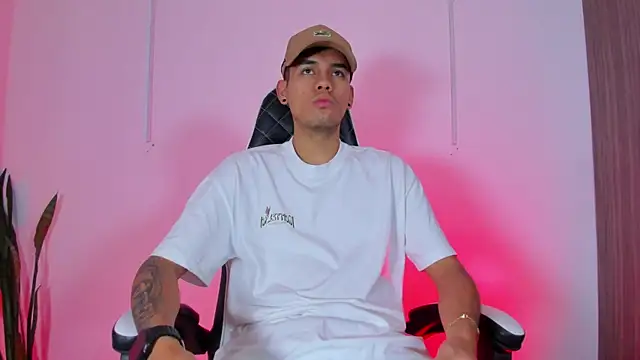 Nickyblazze  online show from 10/11/25, 12:04