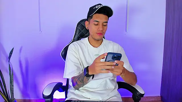 Nickyblazze  online show from 10/13/25, 12:05