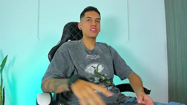 Nickyblazze  online show from 10/15/25, 11:54