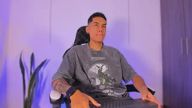 Nickyblazze  online show from 10/24/25, 12:23