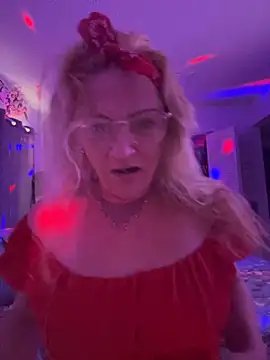 Snapshot of Goldenndoll chatting on 09/15/25, 03:23 Goldenndoll online show from 09/15/25, 03:23