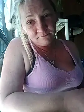 Snapshot of Goldenndoll chatting on 11/15/25, 07:32 Goldenndoll online show from 11/15/25, 07:32