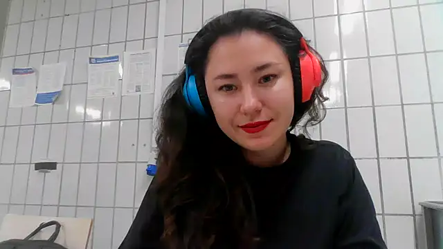 Snapshot of Emparia chatting on 11/01/25, 10:34 Emparia online show from 11/01/25, 10:34