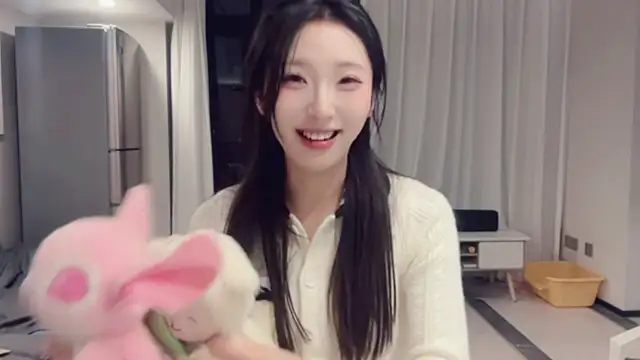 Snapshot of ZhaoZhao-ZM chatting on 09/11/25, 02:06 ZhaoZhao-ZM online show from 09/11/25, 02:06