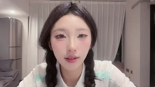 Snapshot of ZhaoZhao-ZM chatting on 09/19/25, 01:23 ZhaoZhao-ZM online show from 09/19/25, 01:23