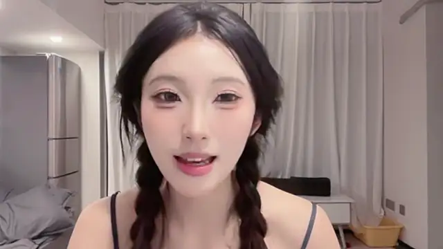 Snapshot of ZhaoZhao-ZM chatting on 09/26/25, 01:04 ZhaoZhao-ZM online show from 09/26/25, 01:04