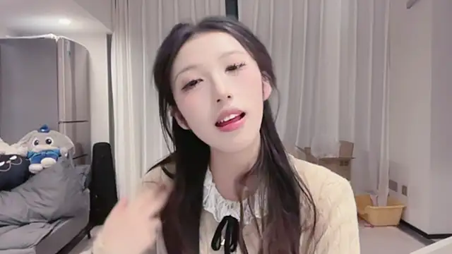 Snapshot of ZhaoZhao-ZM chatting on 10/18/25, 01:45 ZhaoZhao-ZM online show from 10/18/25, 01:45