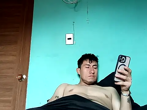 Snapshot of True_Di chatting on 10/31/25, 06:31 True Di online show from 10/31/25, 06:31