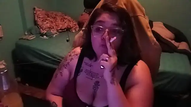 Snapshot of yxngboobs chatting on 06/07/26, 01:32 yxngboobs online show from 06/07/26, 01:32