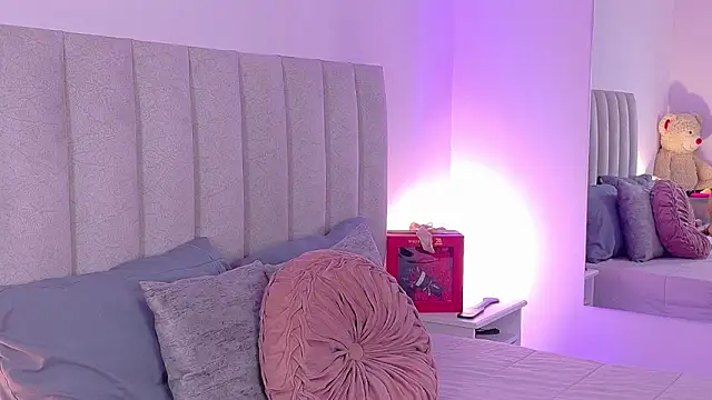 NicoleArmani online show from 11/17/25, 07:19