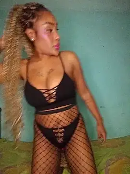 Snapshot of Queen_Amara chatting on 10/18/25, 01:52 Queen Amara online show from 10/18/25, 01:52