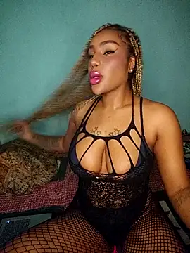 Snapshot of Queen_Amara chatting on 10/23/25, 02:55 Queen Amara online show from 10/23/25, 02:55
