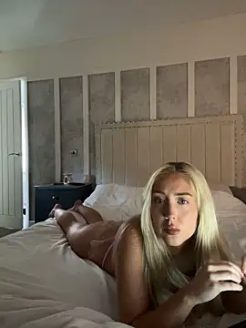 Snapshot of emilyhugesxo chatting on 09/16/25, 03:35 emilyhugesxo online show from 09/16/25, 03:35