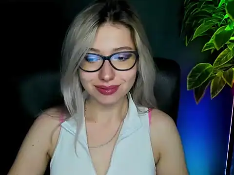 Snapshot of loveHeidi chatting on 09/22/25, 04:14 loveHeidi online show from 09/22/25, 04:14