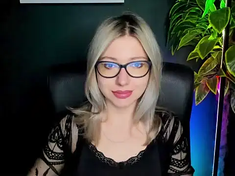 Snapshot of loveHeidi chatting on 09/24/25, 04:27 loveHeidi online show from 09/24/25, 04:27