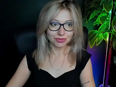 Snapshot of loveHeidi chatting on 10/07/25, 04:20 loveHeidi online show from 10/07/25, 04:20