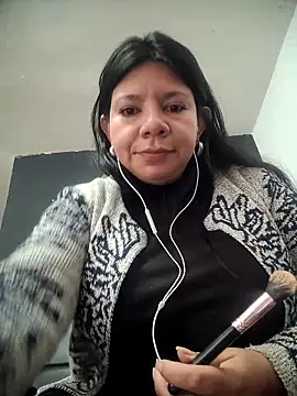 Snapshot of kinky_momm chatting on 10/25/25, 01:51 kinky momm online show from 10/25/25, 01:51