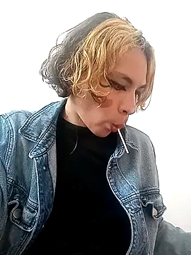 Snapshot of kittymutant99 chatting on 10/24/25, 06:15 kittymutant99 online show from 10/24/25, 06:15