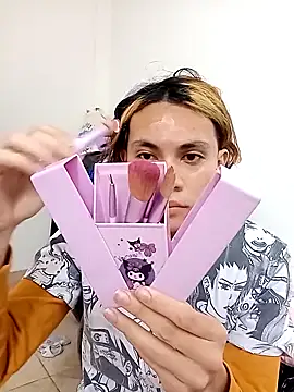 Snapshot of kittymutant99 chatting on 11/20/25, 01:11 kittymutant99 online show from 11/20/25, 01:11