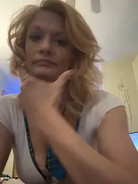 Snapshot of Daphneflor chatting on 04/27/26, 04:10 Daphneflor online show from 04/27/26, 04:10