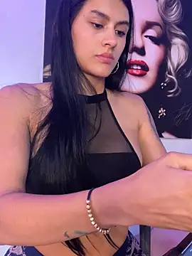 Snapshot of juliana1920 chatting on 09/17/25, 05:58 juliana1920 online show from 09/17/25, 05:58